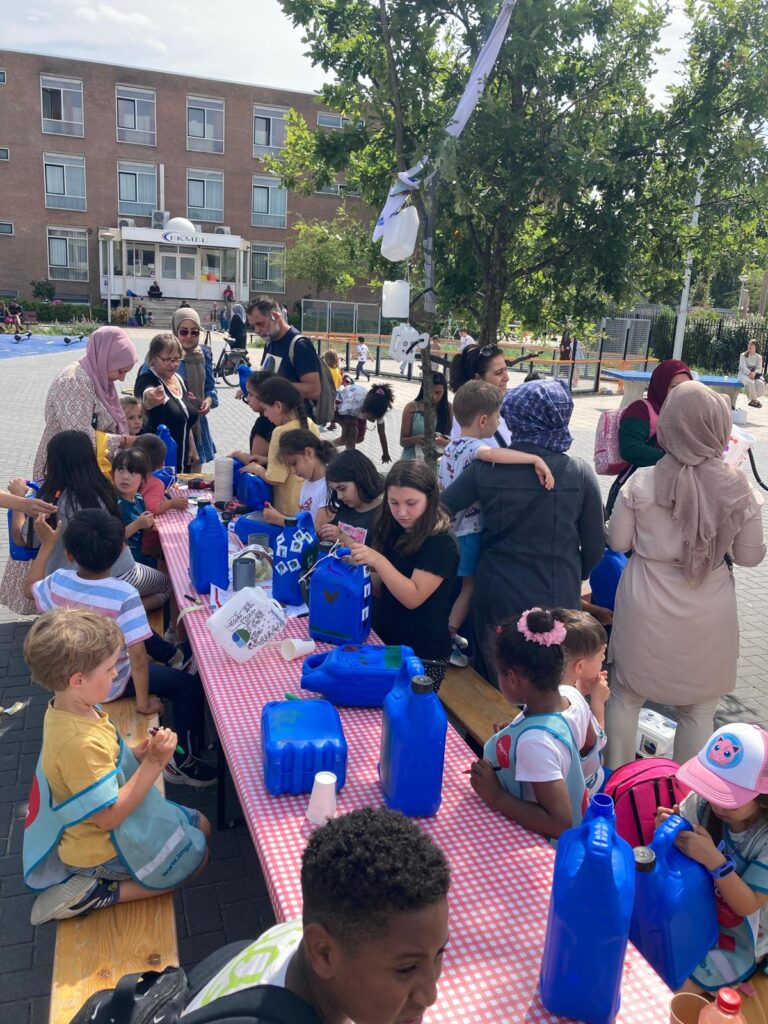 Succesvolle workshop waarbij 53 kinderen naar huis gingen met een circulaire gieter van WaterLeider