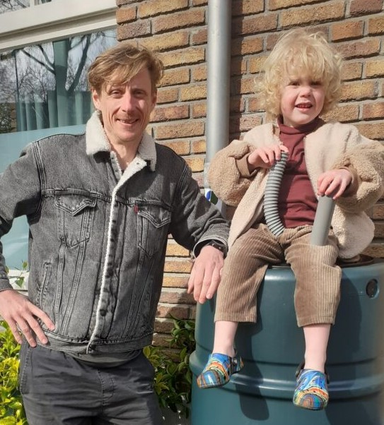 DIY inspiratie en tips man met kind regenton aansluiten Rotterdam Opzoomer Mee